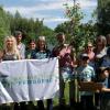 Die Vertreter des Bündnisses für Nachhaltigkeit haben ein Wunsch-Apfelbäumchen auf der Streuobstwiese in Friedberg-Süd gepflanzt.  	Foto: von Tucher