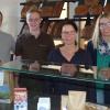 Alfred Hausmann, Philipp Hausmann, Judith Hausmann und Steffi Speer (von links) erwarten ab Donnerstag die ersten Kunden im Hofladen in Ehingen. 
