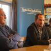 Manuel Baum war beim FCA-Stammtisch in Aindling ein gefragter Mann, links der Präsident des TSV Aindling, Ludwig Grammer, rechts AN-Sportredakteur Sebastian Richly. 