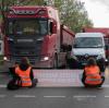 Aktivistinnen und Aktivisten blockieren bei ihrem Protest eine Straße. In Mecklenburg-Vorpommern wurde ein junger Mann dabei von einem Lkw-Fahrer angefahren.