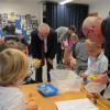 Der Kinder aus dem Holzgarten zeigten Bürgermeister Klaus Habermann (links) und Landrat Klaus Metzger, wie man forscht und experimentiert.  	Foto: Thomas Worsch