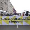 Teilnehmer halten ein Banner mit der Aufschrift «Rückschrittskoalition stoppen!».