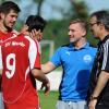 Der SV Münster geht zum zweiten Mal in Folge in die Relegation zur Kreisliga. Dementsprechend gut war die Stimmung am letzten Spieltag, wie unser Bild mit (von links) Philipp Fetsch, Peter Spanrunft, Lukas Raab und Trainer Robert Mägele zeigt. 