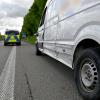 Bei einem Unfall auf der A8 bei Ulm wurde der Fahrer eines Lieferwagens verletzt.