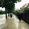 Es war die größte Katastrophe der Nachkriegszeit in Augsburg: An Pfingsten 1999 überflutete ein Hochwasser Teile der Stadt und der Region. Die dramatischen Bilder.