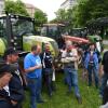 Mit ihren Traktoren demonstrierten gestern Vormittag Milchbauern vor dem Landratsamt in Augsburg.