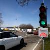 Durch die Bauarbeiten an der Kreisstraße NU 14 in Richtung Autobahnaufffahrt Vöhringen kam es in Weißenhorn zu Stau, wie hier an der Kreuzung Daimlerstraße. Die Bauarbeiten müssen nun um etwa eine Woche verlängert werden.