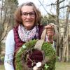 Schritt für Schritt zum Nachbasteln hat Rita Deisenhofer von den Gartenfreunden Thannhausen einen österlichen Türkranz gefertigt. Unsere Redaktion begleitete die Arbeiten.