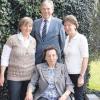 Johann Lotterschmid gratulierte Franziska Hofmann zum 80. Geburtstag. Mit auf dem Foto sind die Töchter. 