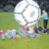 Viel Vergnügen bereitete das Spiel mit einem überdimensionalen Fußball bei der Sommerfreizeit 2005 in Violau.