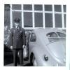 Es war nicht nur die Liebe zu seinem blauen VW Käfer, Baujahr 1951, die den amerikanischen Soldaten Dennis E. Gallen nach Ende seiner Dienstzeit wieder nach Deutschland gelockt hat. Aus Liebe zu Gabriele Hohenleitner – Wirtstochter der Gaststätte Prinz Ruprecht – kam er zurück und ist seit 45 Jahren glücklich verheiratet in Ottmarshausen zuhause. Übrigens hat er mit dem Käfer noch Gewinn gemacht: Für 300 Mark hat er ihn verkauft, 100 mehr als er bezahlt hat.
