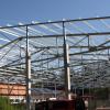 Vergangene Woche waren die Stahlbauer am Werk, in dieser Woche sind nun die Dachdecker an der Reihe: Das Dach über dem Sieben-Schwaben-Eisstadion in Türkheim wird demnächst fertig sein. 