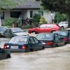 So sah es im Mai 1999 in Augsburg aus: Die Straßen standen unter Wasser, Autos versanken in den Fluten. Das Pfingsthochwasser, das die Stadt schwer getroffen hatte, jährt sich nun zum 20. Mal.