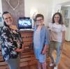 Von den Spenden für Noah Kolitsch (Mitte) kann die Familie (links: Mutter Nicole Kolitsch) unter anderem ein Lesegerät kaufen. Initiiert wurde die Kampagne von Sabrina Oberlander vom Brillengeschäft Brillenwerke aus Offingen.