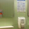 Betriebsleiter Christian Strohmenger (im Bild) hat dafür gesorgt, dass etwa in den Toiletten ausreichend Desinfektionsmittelspender stehen. 