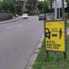 In Friedberg fordern Schilder Autofahrer zu Rücksicht gegenüber Radlern auf. 