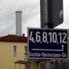 Was ein wenig an einen Fabrikschornstein erinnert, ist ein 5G-Funkmast auf einem Gebäude an der Gustav-Heinemann-Straße in Göggingen.