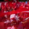 Die Anhänger des türkischen Präsidenten und Präsidentschaftskandidaten der Volksallianz Erdogan schwenken Nationalflaggen bei einer Wahlkampfveranstaltung.