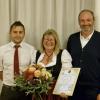 Diana Suiter wurde für ihr langjähriges Engagement für die Schöneberger Frohsinn-Schützen zur Ehrenvorsitzenden des Vereins ernannt. Ihr Nachfolger, Bernhard Wurm, und Bürgermeister Thomas Leinauer gratulierten ihr dazu herzlich. 

