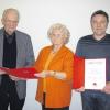 Beim SPD-Ortsverband Ottmaring ehrte Vorsitzende Wally Walkmann Wolfgang Frenzel (links) mit der goldenen Ehrennadel und Mario Lang mit der silbernen Ehrennadel.  