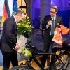 Da war die Stimmung noch gut: Verkehrsminister Volker Wissing nimmt von seinem Vorgänger Andreas Scheuer (CSU) bei der Amtsübergabe einen Fahrradhelm und weitere Ausrüstung entgegen. 