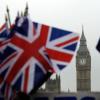 Britische Flaggen wehen in der Nähe des berühmten Uhrturms Big Ben. Vor Ablauf der letzten Frist für eine Entscheidung am Sonntag beraten die Unterhändler weiter über Brexit-Handelspakt.