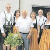 Gratulationsreigen für Josef Helfer zum 75. Geburtstag: (von links) Bürgermeister Thomas Riß, Dietrich Jacobi und Petra Siegmund vom Gartenbauverein, Paul Schapfl, Beate Pangratz, Jubilar und Ehrenschützenmeister Josef Helfer, Rosa und Georg Bosch, Roswitha und Heinrich Betzmeir, Michaela und Schützenmeister Max Haberl. 