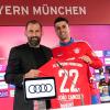 Willkommen in München: Bayern-Sportvorstand Hasan Salihamidzic (links) und Neuzugang João Cancelo.