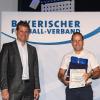 Thomas Greppmeir (rechts) vom BC Adelzhausen wurde vom BFV für sein Engagement ausgezeichnet. Mit dabei: Profi-Schiedsrichter Felix Brych. 	