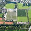 Auf der Sportanlage des TSV Schwabmünchen an der Riedstraße hat sich einiges getan. Rechts ist der Kunstrasenplatz zu erkennen, daneben der neue Fußballplatz, der gerade gebaut wird. 