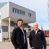 Standortleiter Jens Langfermann (links) vom Bauunternehmen Knoll und Bernhard Miller, Inhaber der Alois Miller Erdbau und Abbruch GmbH, freuen sich über die gute Zusammenarbeit.  