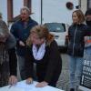 Etliche Menschen unterschrieben auf dem Wertinger Marktplatz  für das Volksbegehren.