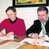 Zwei Unterschriften für schnelles Internet: Pfaffenhofens Bürgermeister Josef Walz (rechts) und Tobias Miessl, der Inhaber der Firma "miecom", unterzeichneten gestern einen Vertrag über die Verlegung von Glasfaserkabeln. Foto: uwt