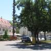 Schloss, Maibaum und Kirche bilden das Zentrum in Affing. Nicht alle Ortsteile der Einheitsgemeinde fühlen sich gleichermaßen zugehörig. 	