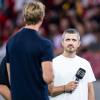 Ex-Fußballprofi Sebastian Kneißl (r) saß in der Videobeweis-Zentrale im Kölner Keller.