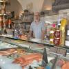 Markus Häcker führt den Fisch- und Feinkostladen "Schwingenstein" in der Fisch- und Wildgasse auf dem Stadtmarkt in Augsburg seit 19 Jahren. Er schätzt aber, dass die Firma den Stand schon seit über 70 Jahren hat. Die spezielle Atmosphäre - "fast schon Urlaubsfeeling" - gefällt Häcker am Stadtmarkt besonders.