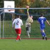Dank einer starken Leistung von Torwart-Oldie Robert Dreer holte der FC Bad Wörishofen gegen den SV Mattsies (blaue Trikots) einen Punkt.  	