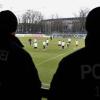 Polizisten bewachten das Training der deutschen Fußball-Nationalmannschaft.