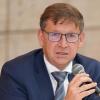 Der Donau-Rieser Landrat Stefan Rößle hat sich bereits gegen das Coronavirus impfen lassen - dafür gab es viel Kritik.