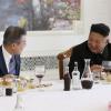 Rotwein-Diplomatie: Moon Jae In und Kim Jong Un beim Essen.