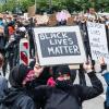 "Black Lives Matter": Demonstranten halten Schilder hoch.