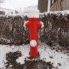 Dieser leicht verschneite Hydrant steht in Niederraunau. Die Feuerwehr bittet, Hydranten frei von Schnee und Eis zu halten.  	