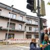 Auf Initiative von Marie und Katharina Werner wurde in Welden eine Fußgängerampel beim Seniorenheim errichtet. Landrat Martin Sailer und Bürgermeister Peter Bergmeir kamen zur Inbetriebnahme.