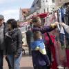 Auf dem Georgimarkt in Dillingen war am Sonntag einiges los. Zahlreiche Besucherinnen und Besucher stöberten durch die Stände, genossen die Sonne am Nachmittag oder die Fahrgeschäfte.