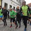 Lisa Hahner (vorne links im schwarzen Sportdress) und Anna Hahner (im schwarzen Sportdress rechts) waren am Wochenende in Nördlingen. Zusammen mit ihrem Trainer Thomas Dold haben sie beim Nördlinger Lauftreff ein Seminar gegeben. Zwischen den beiden läuft Anneliese Zinke, rechts Florian Engert.