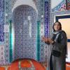Enise Kaya zeigt in der Gersthofer Eyüp-Sultan-Moschee besondere Details im Gebetsraum. 