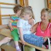 Babsy Drössler (rechts) hilft der kleinen Helena auch in ihrer 1000. Mutter-Kind-Turnstunde gern bei den Übungen beim FSV Wehringen.