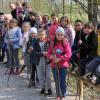 Teil des Ferienprogramms war ein Ausflug in den Englischen Garten, bei dem sich die Kinder mit Stöcken gerüstet auf den Weg machten. 	