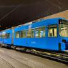 Die erste GT6-Straßenbahn ist nach fast 30 Jahren außer Betrieb genommen worden. Für ihren künftigen Einsatz in Zagreb ist sie blau lackiert.