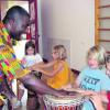 "Rechts, links und bam, rechts, links und bam": Mit viel Spaß lernten die Kissinger AWO-Hortkinder von Alexander Kofi Aquah afrikanischen Rhythmen. Foto: Heike John